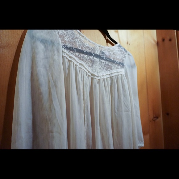 Beautiful Cream Lace Top, Size 2 - Picture 3 of 6